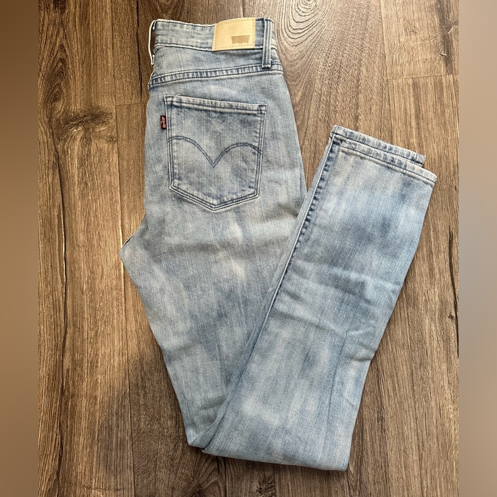 Levi’s - High Rise Skinny Light Wash Jeans- Size 27